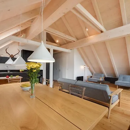 Stylish 2-bed Top-floor In Apartment *