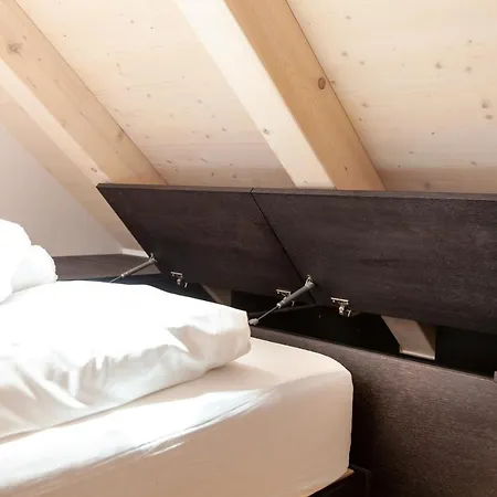 Stylish 2-bed Top-floor In