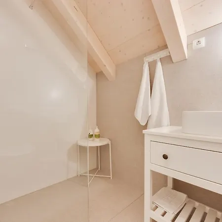 Stylish 2-bed Top-floor In *